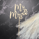 Caketopper „Mr & Mrs“ aus Holz – stilvolle Hochzeitstortendeko