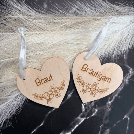 Platzname aus Holz in Herzform mit individueller Gravur