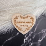 Holz-Anstecker in Herzform mit Sicherheitsnadel