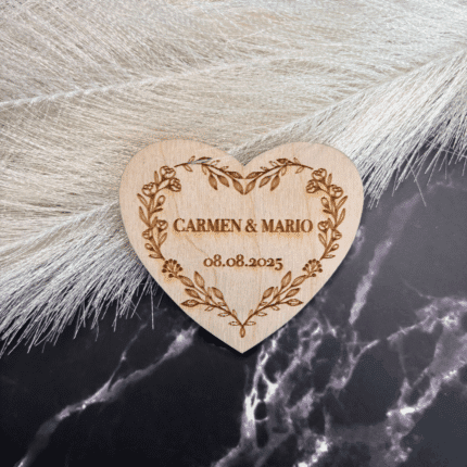 Holz-Anstecker in Herzform mit Sicherheitsnadel