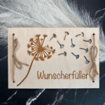 Wunscherfüller aus Holz mit Pusteblumen-Gravur als kreatives Geldgeschenk