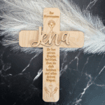 Holzkreuz mit Wunschname und Kelch-Motiv zur Kommunion