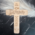 Holzkreuz zur Taufe mit Wunschname und Fisch-Motiv