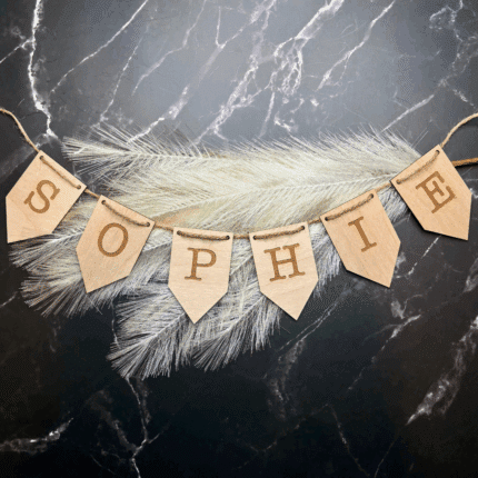 Personalisierte Namensgirlande aus Holz mit Lasergravur