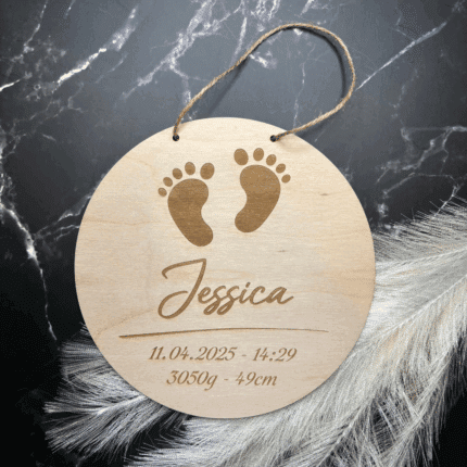 Geburtsschild aus Holz mit personalisierter Lasergravur