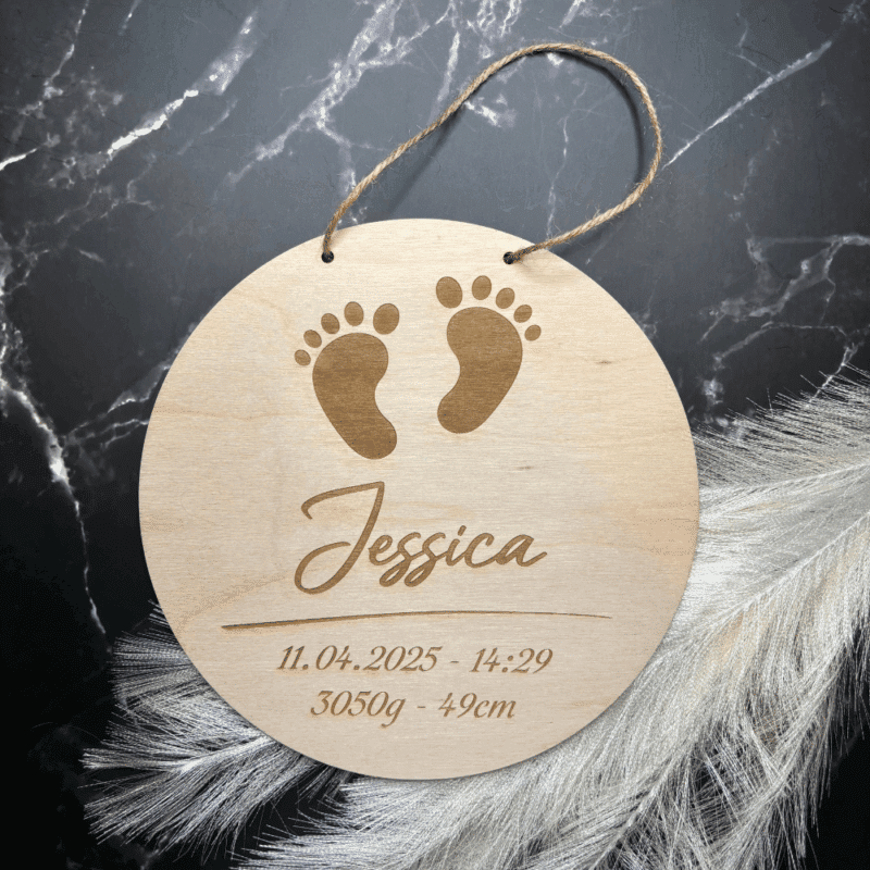 Geburtsschild aus Holz mit personalisierter Lasergravur