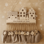 Adventkalender aus Holz mit 24 Jutesäckchen