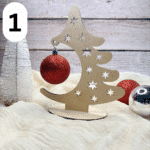 Holz-Weihnachtsbaum mit Weihnachtskugel