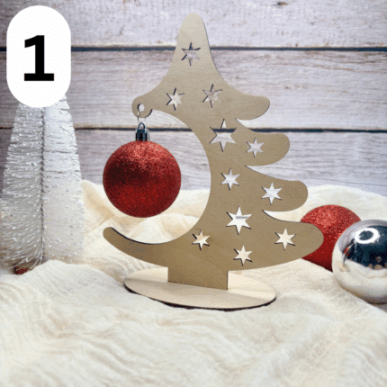 Holz-Weihnachtsbaum mit Weihnachtskugel