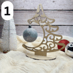 Holz-Weihnachtsbaum mit Weihnachtskugel