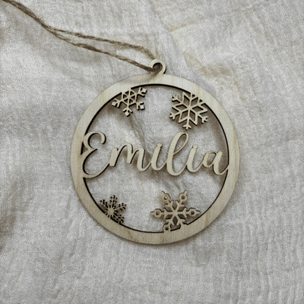 Holzornamente mit Wunschname ausgeschnitten