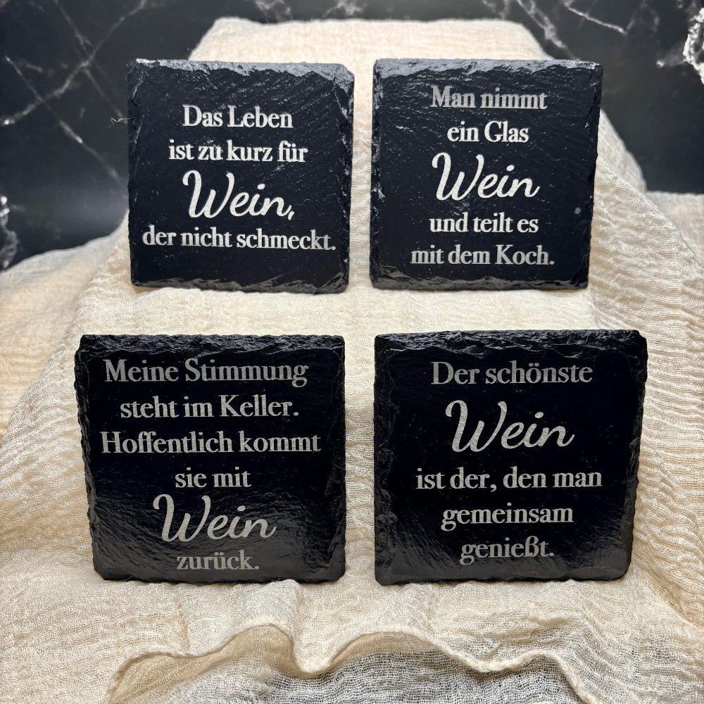 Schieferuntersetzer Wein – 4er Set mit Sprüchen Schieferuntersetzer 4er Set mit Weinsprüchen
