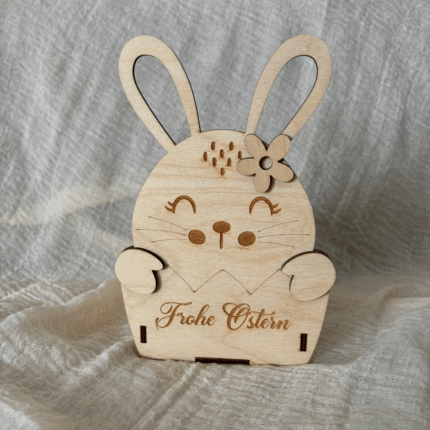 Kleines Osterkörbchen aus Holz mit graviertem Namen