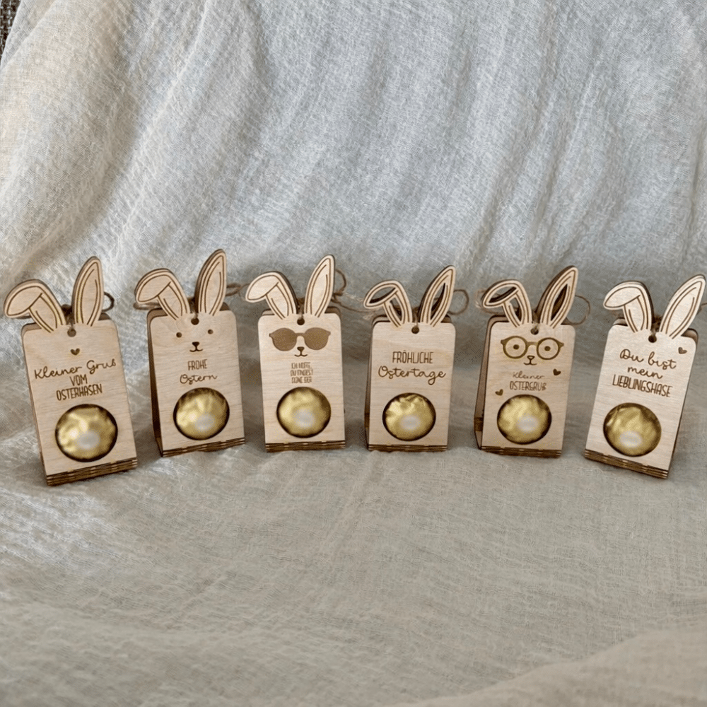 Osterhasengrüße – Holz Osterhase Osterhasengrüße Holz Aufsteller mit Platz für Kugel-Schokolade