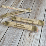 Zollstock aus Holz mit graviertem Spruch